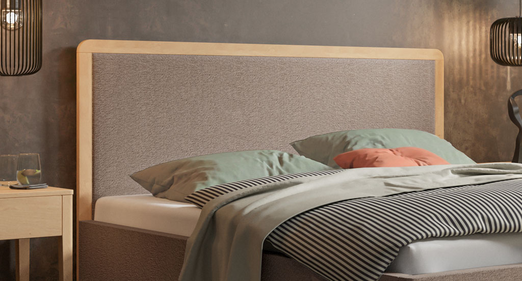 Nahaufnahme des sandfarben bezogenen Polsterkopfteils mit massiver Holzeinfassung aus heller, geölter Eiche in einem Schlafzimmer (KI-generiert)