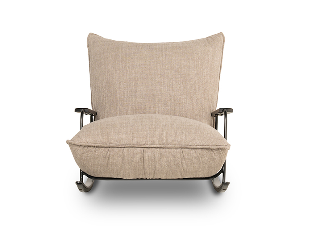 Bequemer beige Schaukelstuhl mit Metallgestell und weicher Polsterung, ideal für Entspannung im Wohnzimmer