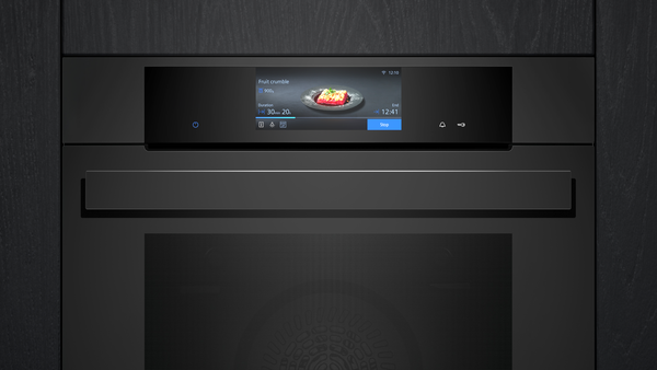 Nahaufnahme der Bedienblende mit dem hochauflösenden TFT-Display, das ein Gericht und die Garzeit anzeigt.