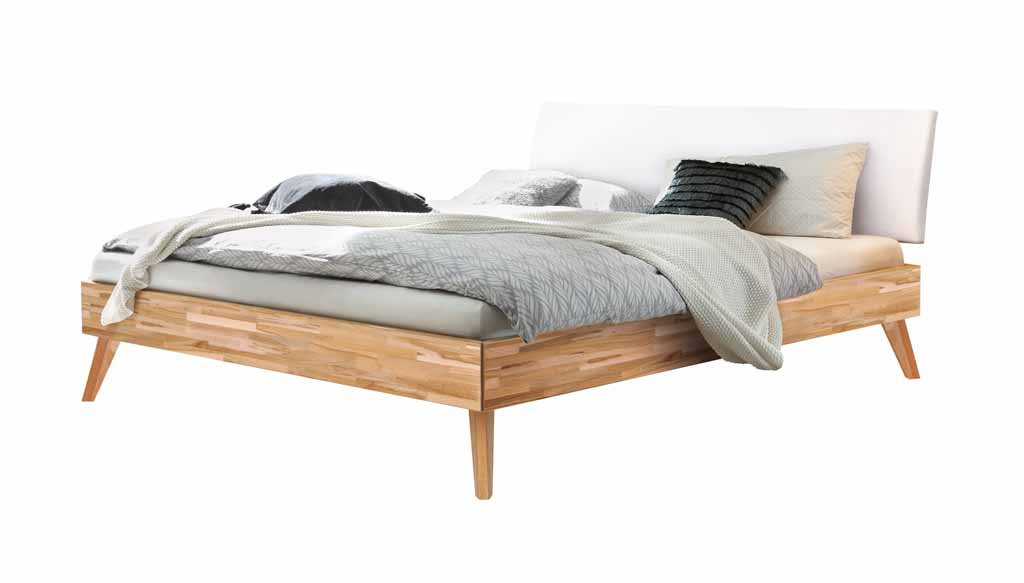 Hasena Trento - Bett Pesaro | Kernbuche natur, geölt | Kopfteil Kunstleder weiß Stilvolles Holzbett mit heller Polsterung, weicher Decke und Kissen, auf weißem Hintergrund