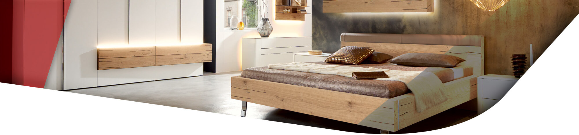 Schlafzimmer mit hellem Holzbett und weißem Kleiderschrank mit Holzakzent
