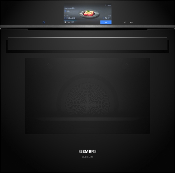 Siemens studioLine - Einbau-Backofen iQ700 (60x60 cm) INKL. 5 JAHRE GARANTIE | HB978GMB1 Modernes Siemens Studioline Backofenmodell mit integriertem Touchscreen, zeigt Anweisung zur Zubereitung eines Frucht-Crumbles, stilvolles Design in schwarz