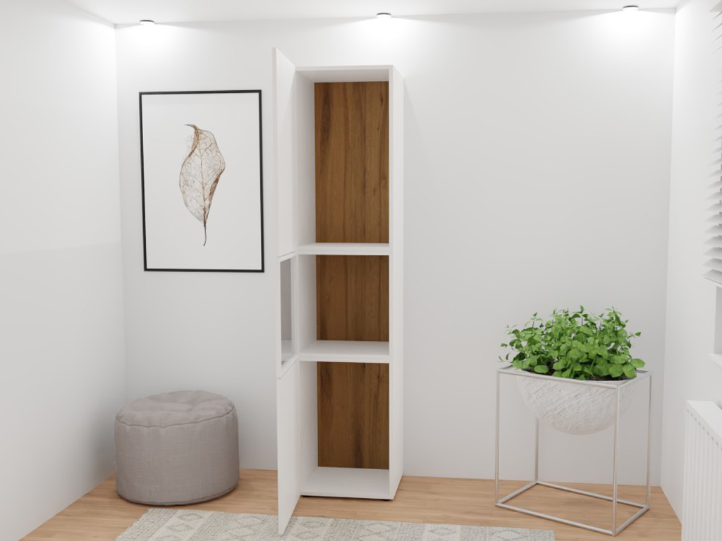 Modern eingerichteter Raum mit einem weißen offenen Regal, einem Pflanzenständer mit Grünpflanze, einem gerahmten Kunstwerk und einem grauen Pouf auf Holzfußboden.