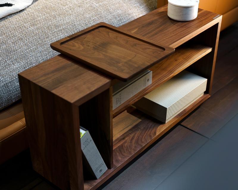 Holzregal mit integriertem Tablett auf der oberen Ablage