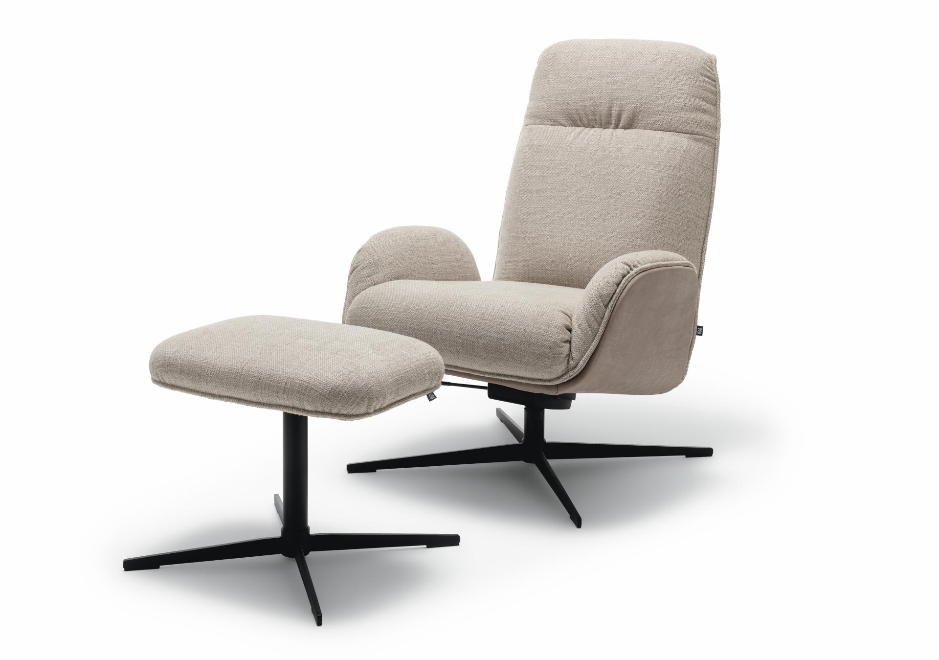beiger Hocker und Sessel mit schwarzem Kreuzgestell vor weißem Hintergrund