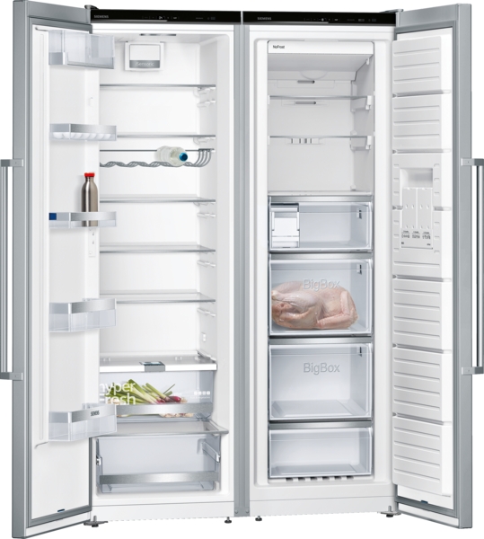 Offener Side-by-Side-Kühlschrank mit mehreren Ablagen und Gefrierschubladen