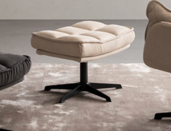 designwerk Jules - Hocker Beiger Polsterhocker mit schwarzem Fuß auf Teppich
