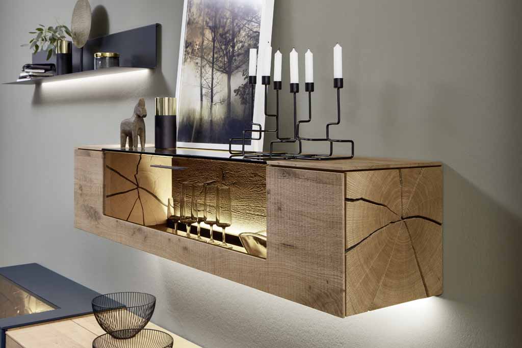 hartmann Vara - Hängeelement | 2151 | B: 154 cm Massivholz Hängeelement mit beleuchtetem Vitrinenfach und Hirnholz AKzent