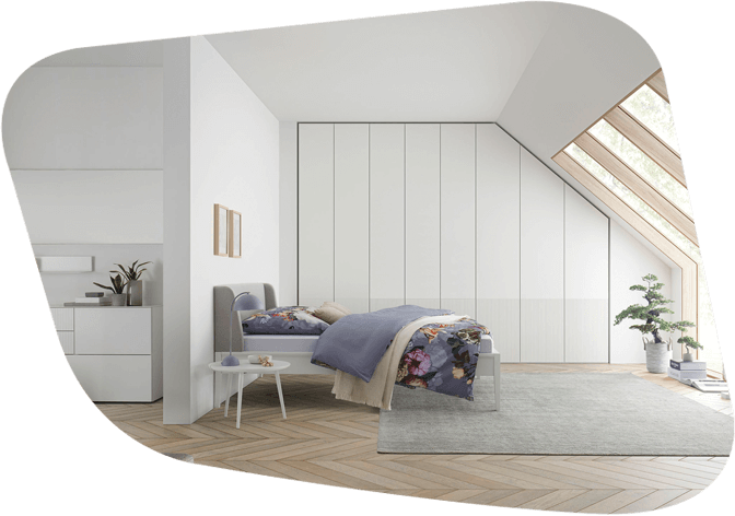 Schlafzimmer mit weißem Kleiderschrank nach Maß in der Dachschräge