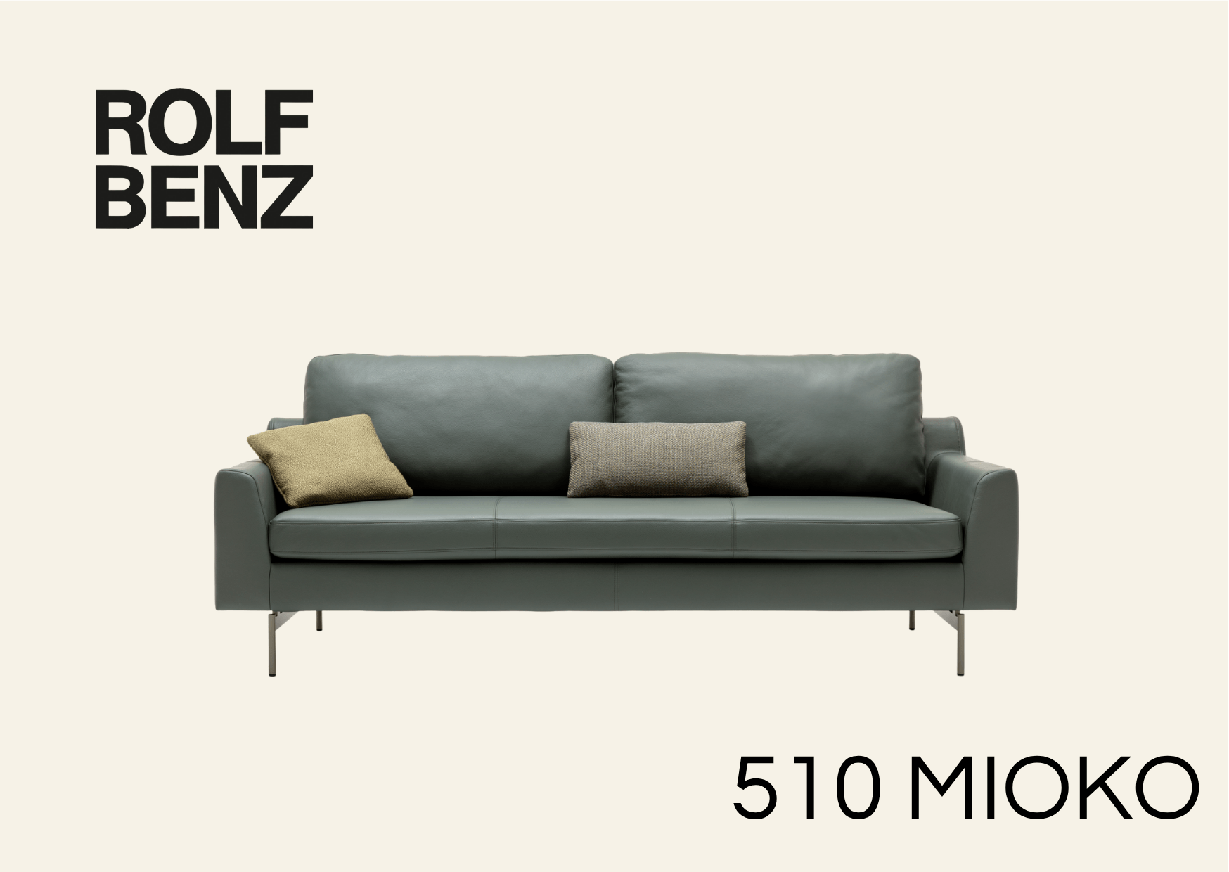 hellgraue, fast blaue, Ledercouch. Aufschrift Bild: Rolf Benz 510 Mioko.