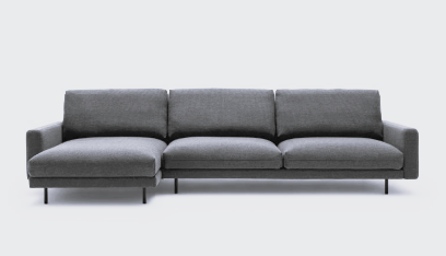 Stilvolles Funktionssofa in grau mit schwarzen Füßen, modernes Design vor einem weißen Hintergrund