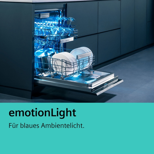 Offener Geschirrspüler mit blauer Beleuchtung, emotionLight Funktion, gefüllt mit Geschirr und Gläsern