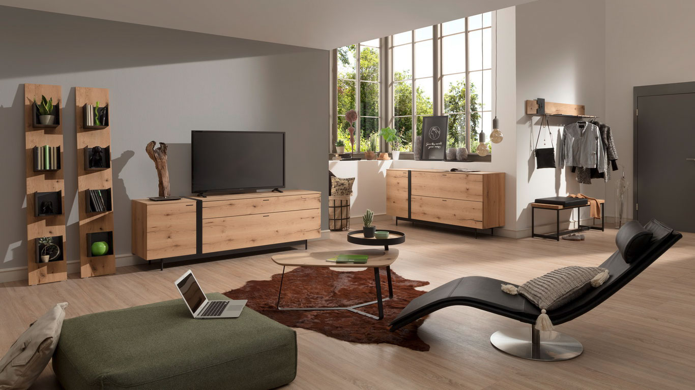 Wohnzimmereinrichtung mit Lowboard und Regalelementen in Holz und anthrazit Akzent