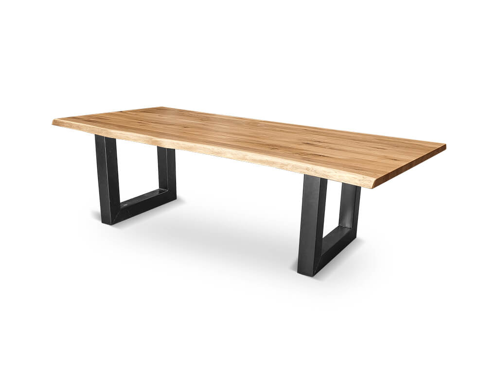 Ein eleganter Esstisch mit einer Tischplatte aus hellem Massivholz und stabilen, schwarzen Metallbeinen in U-Form.