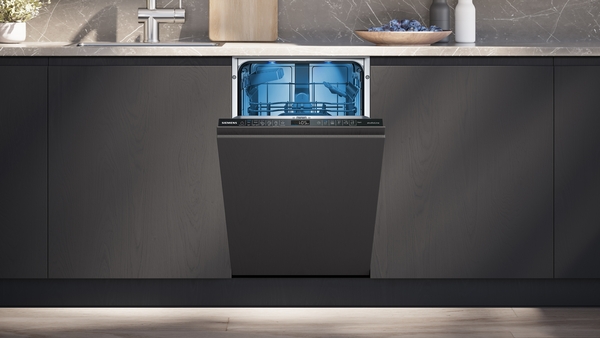 Siemens studioLine Geschirrspüler in dunkler Einbauküche.
