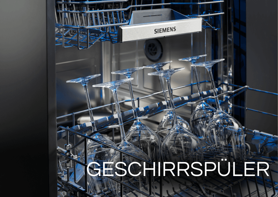 Blick in einen geöffneten Siemens Geschirrspüler, in dem hochwertige Weingläser sicher in den Halterungen des Unterkorbs platziert sind.