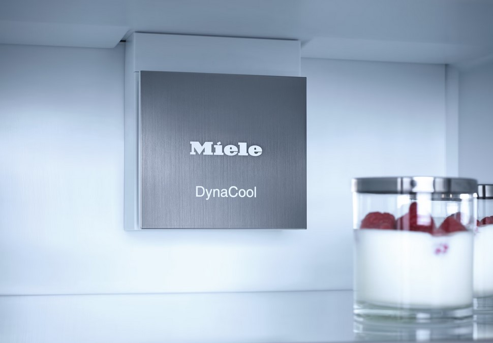 Nahaufnahme des Miele DynaCool-Elements im Inneren eines Kühlschranks. Im Vordergrund sind zwei offene Gläser mit Joghurt und Himbeeren zu sehen.