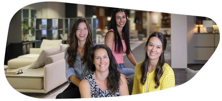 Onlineshop Team mit 4 Personen auf einer Couch