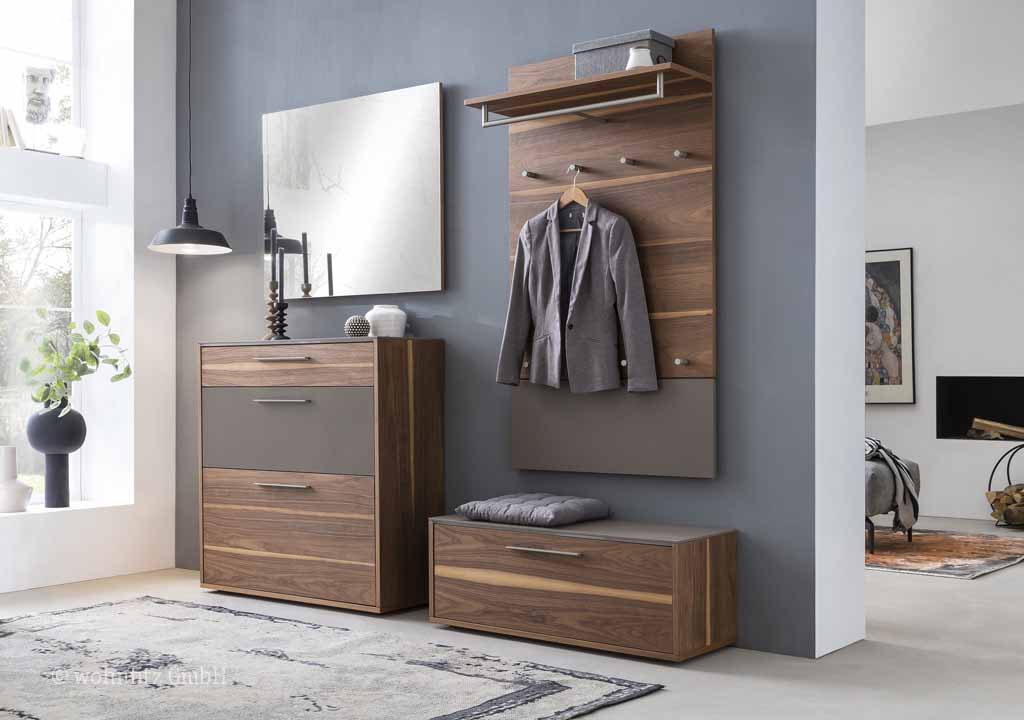 Bienenmühle No Limit - Garderoben Set, 4-teilig | Vorschlag 11 | Kernnussbaum furniert Moderner Eingangsbereich mit Walnussholz-Kommode, Wandspiegel und Garderobe mit Jackenhänger in stilvollem Design