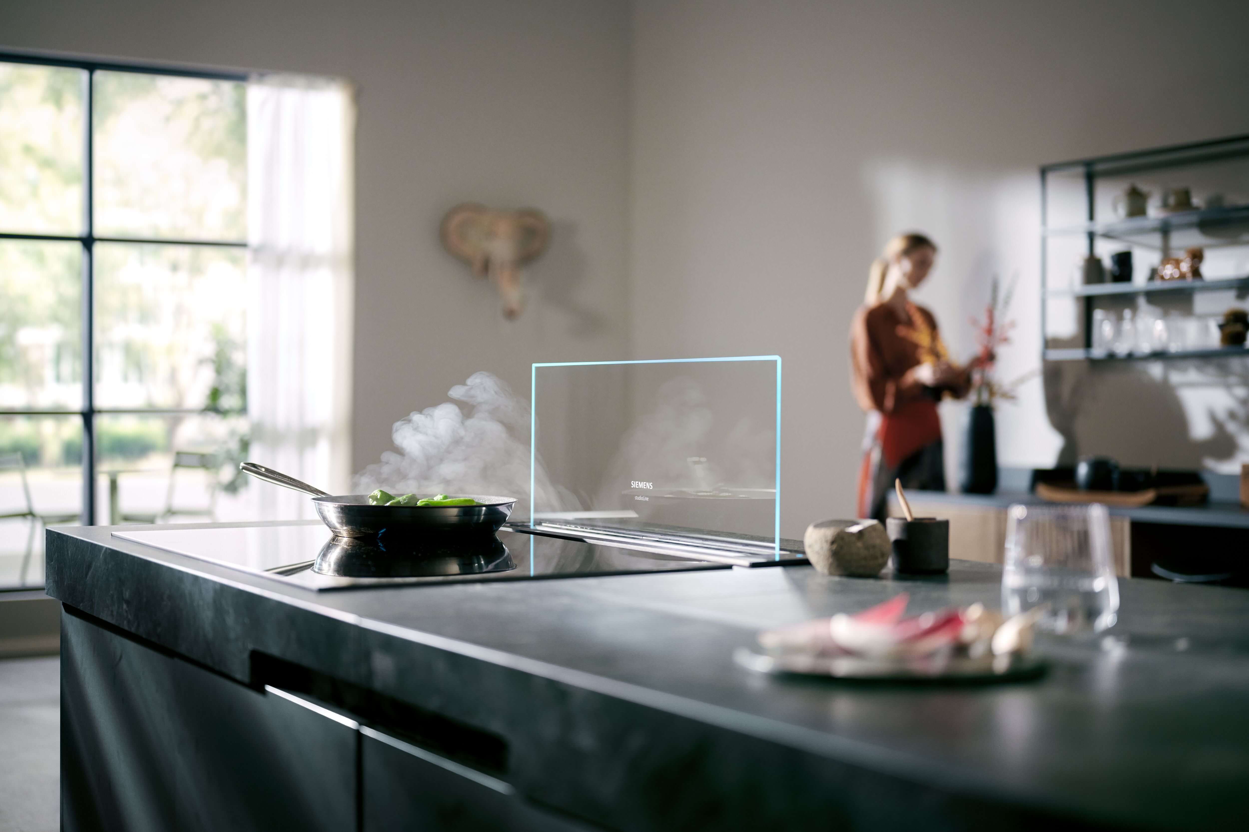 Graue Arbeitsplatte in welche der Siemens studioLine GlassdraftAir eingebaut ist.