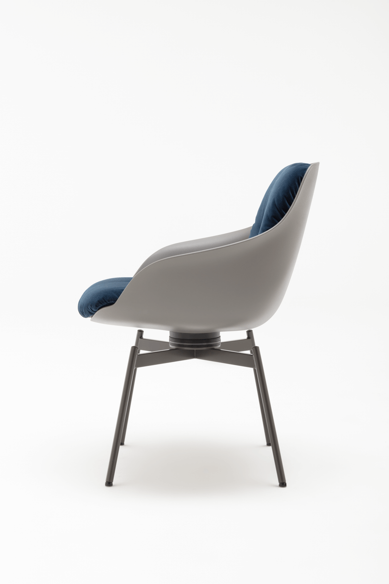 Seitenansicht eines modernen Bürostuhls mit blauem Sitzkissen, grauer Schale und Metallgestell