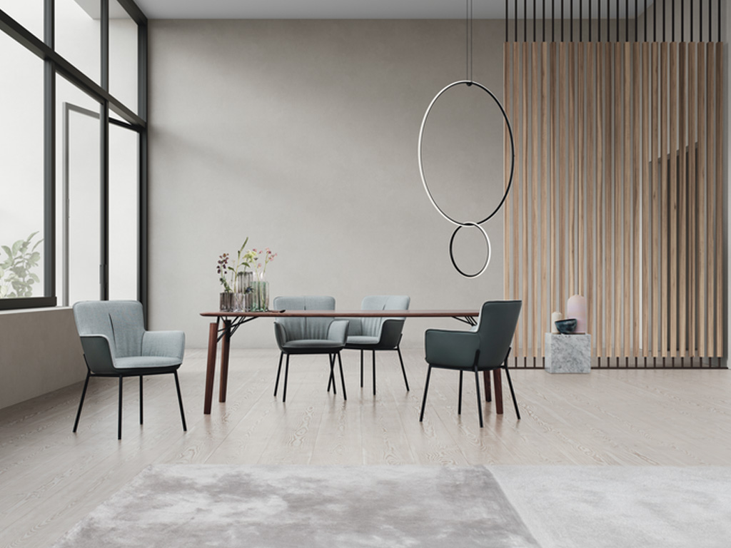 Esszimmereinrichtung mit Holztisch und Polsterstühlen in hellgrau