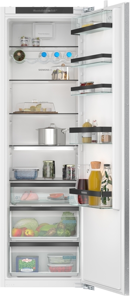 Vollständige Innenansicht des geöffneten Kühlschranks mit Lebensmitteln in allen Fächern.