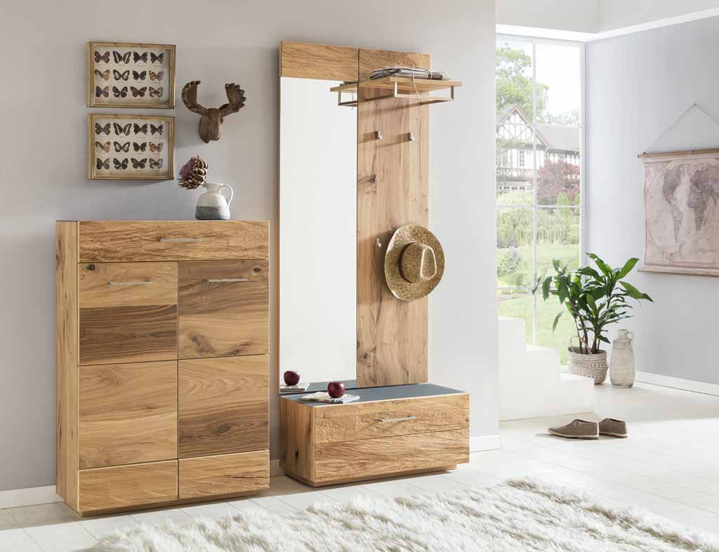 Bienenmühle Rialto - Garderoben-Set, 4-teilig | Vorschlag 1 | Balkeneiche furniert Heller Eingangsbereich mit einem Dielenmöbel-Set aus Holz, bestehend aus einem Schrank und einem Garderobenpaneel mit Spiegel.