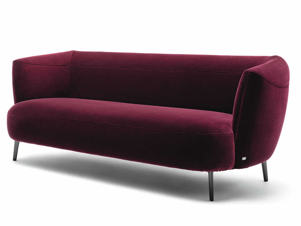 Rotes Designersofa mit Metallfüßen vor weißem Hintergrund