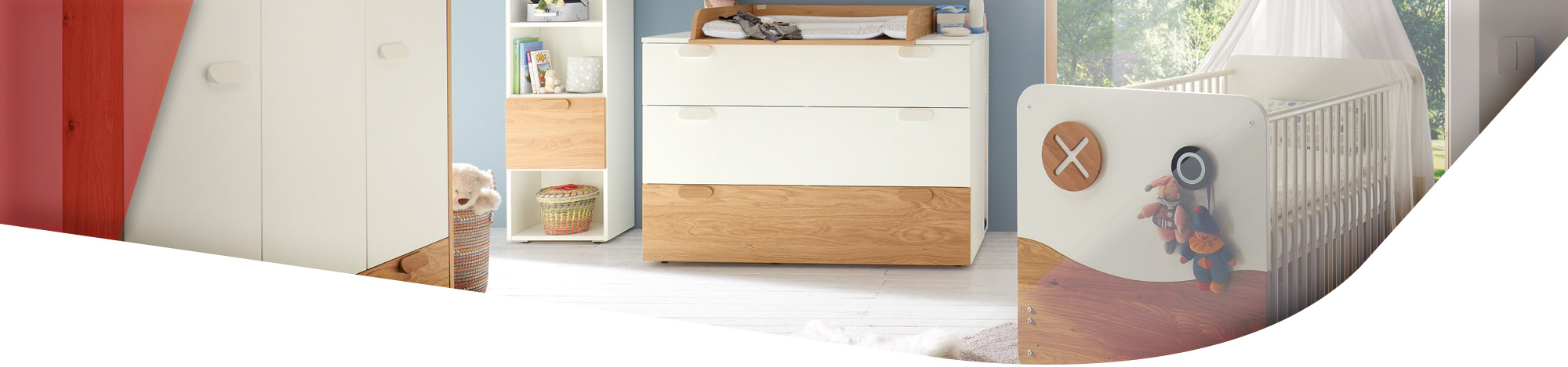 Babyzimmer mit blauen Wänden und Holzakzent in den Möbelstücken