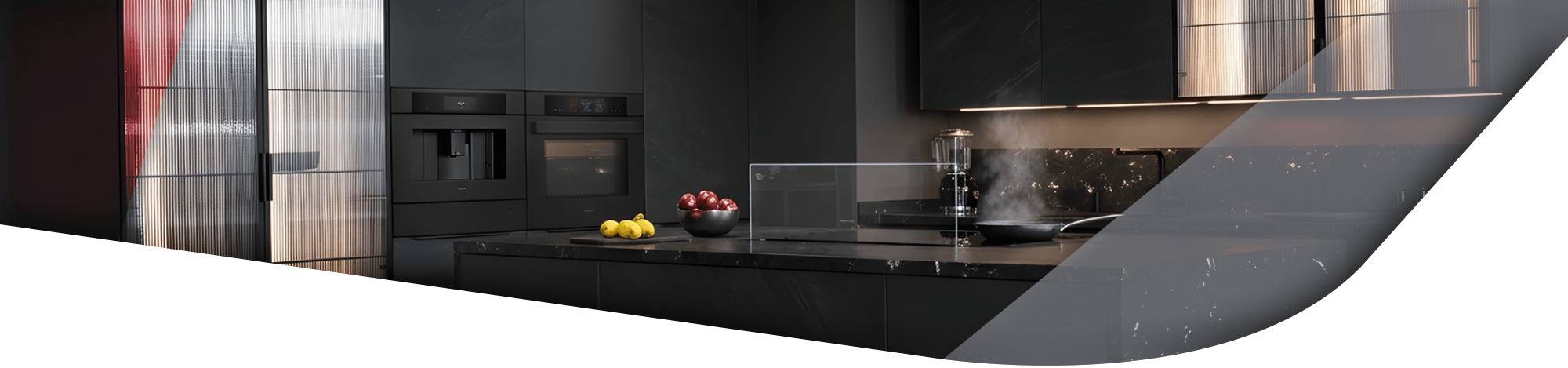 Moderner Kücheninnenraum in der „Matt Edition 2026“ mit eleganten, mattschwarzen Fronten, einer dunklen Marmor-Arbeitsplatte auf einer Kochinsel und integrierten schwarzen Einbaugeräten.