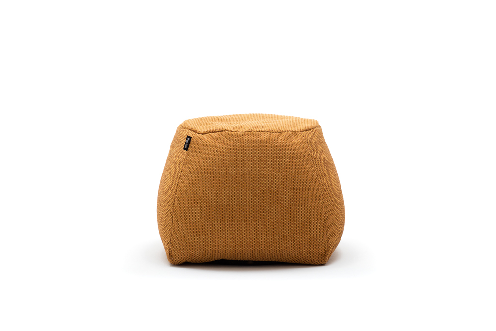 designer pouf in orange vor weißem hintergrund