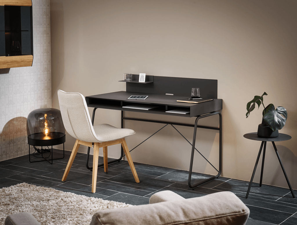 schwarzer Schreibtisch mit Metallgestell und weißem Stuhl mit Holzfüßen