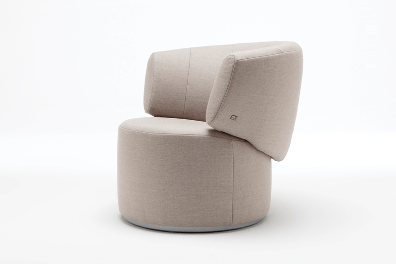 Rolf Benz 684 - Lounge-Sessel | alle Farben konfigurierbar Eleganter beiger Sessel mit rundem Sitz und geschwungener Rückenlehne auf weißem Hintergrund