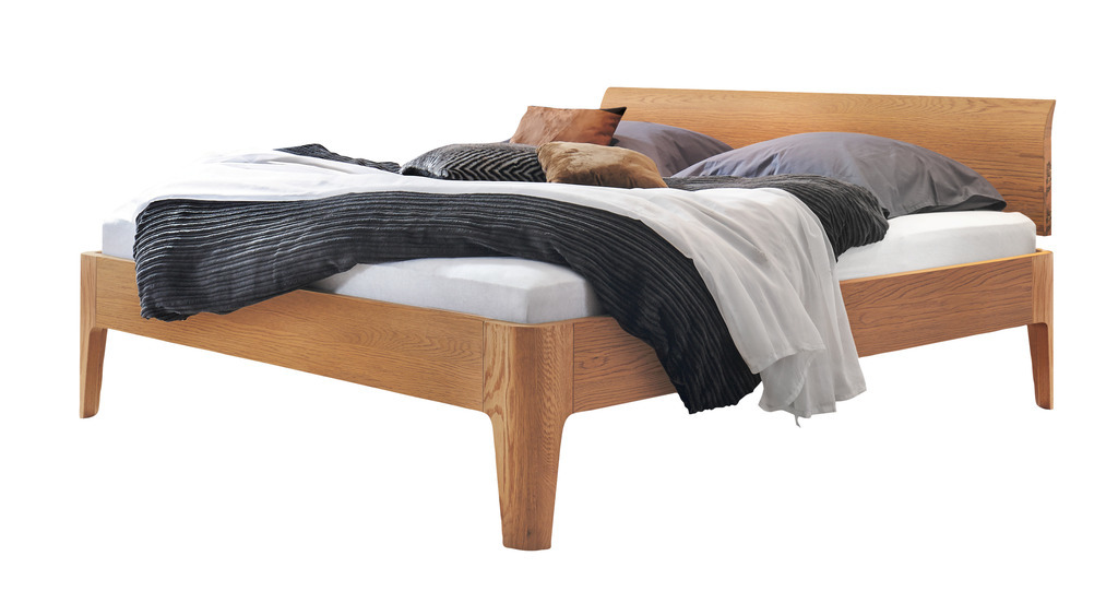 braunes Einzelbett mit Bettwäsche vor weißem Hintergrund