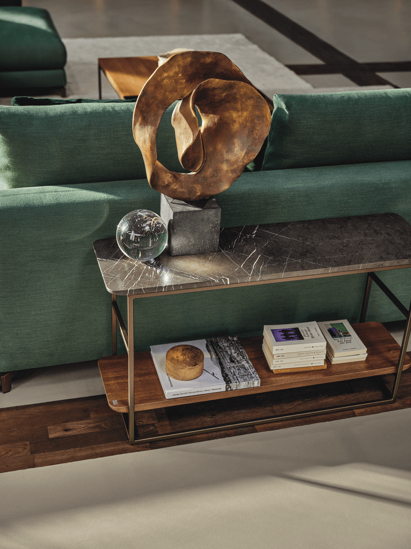 Regal mit Steinplatte als Abdeckung