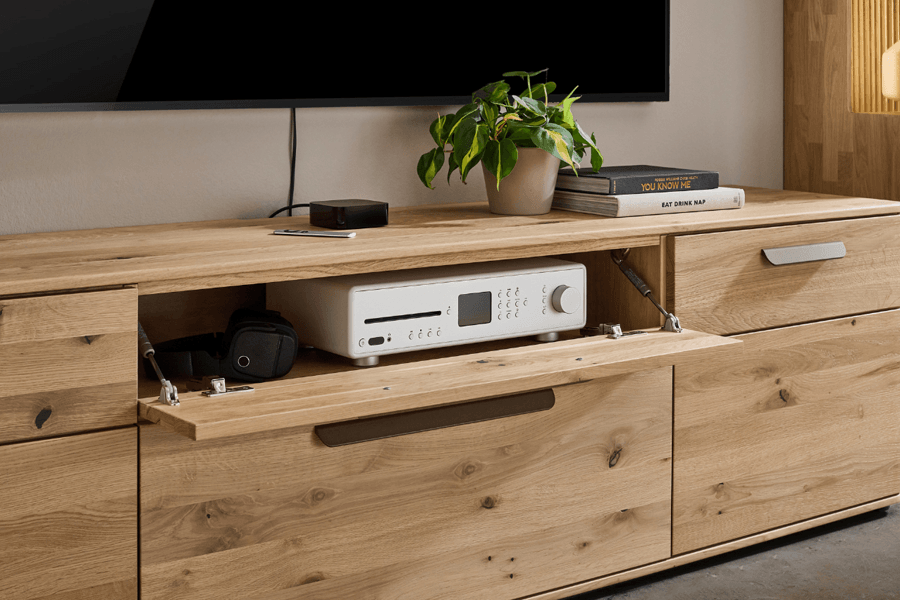 Lowboard aus Massivholz mit geöffneten Medienfach