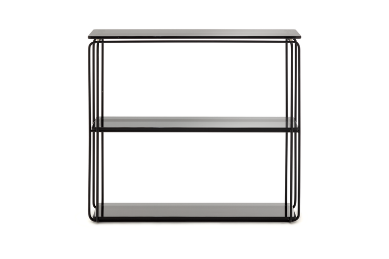 Schwarzes Metallregal mit drei offenen Ablagen, minimalistisches Design