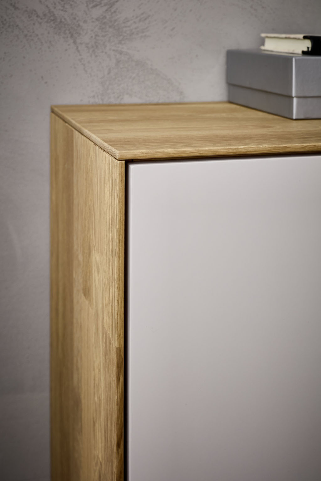 Detailaufnahme einer Eckes eines braun-weißen Schrankes