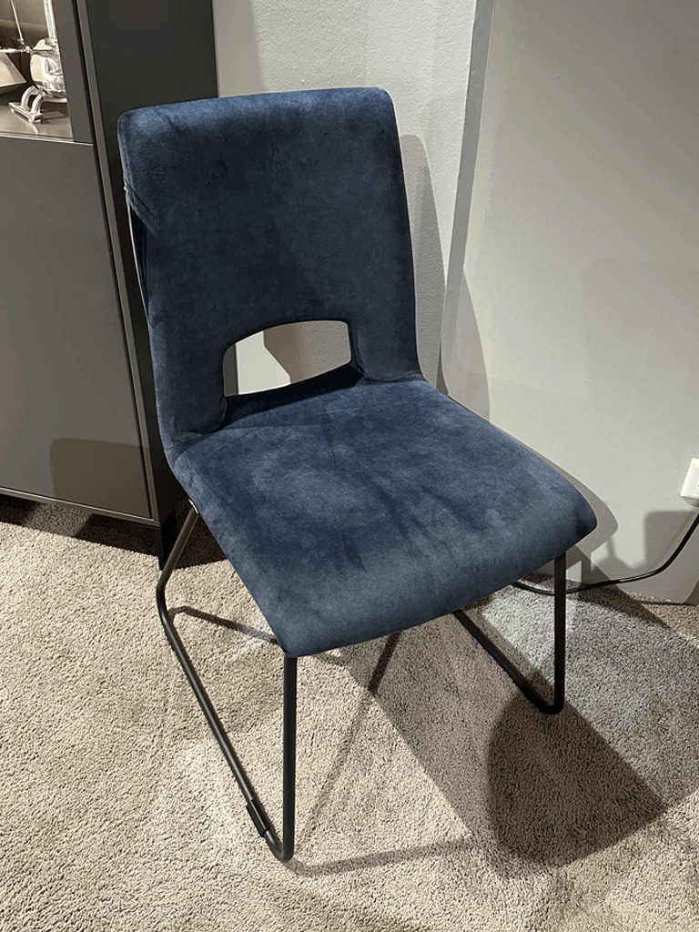 Venjakob CONCRET | 1x Stuhl Ein moderner Stuhl mit blauem Samtbezug und schwarzem Metallgestell auf Teppich