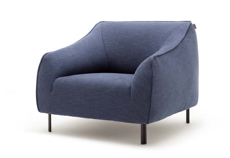 Moderner blauer Sessel mit Stoffbezug und schlanken Metallbeinen