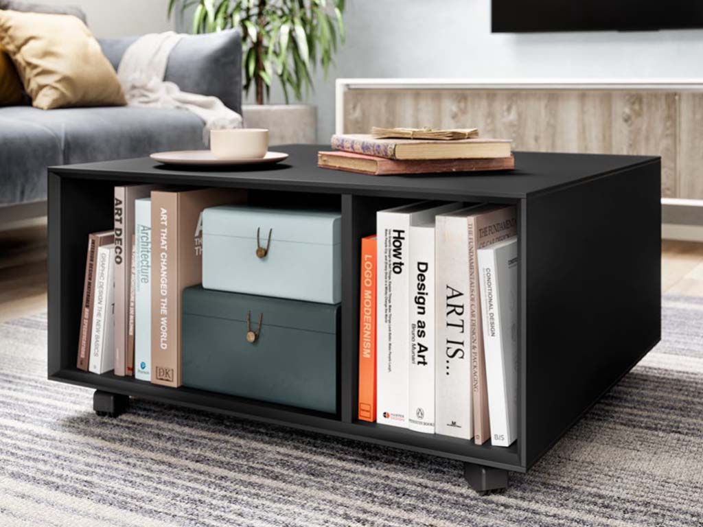 schwarzer couchtisch mit stauraumfächer und rollen mit bücher und boxen