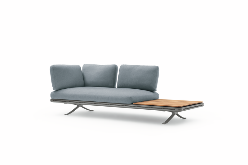 Elegantes modernes Sofa für den Außenbereich mit integrierter Holzablagefläche und grauen, bequemen Kissen.