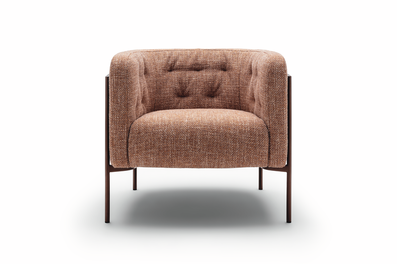 Frontansicht eines modernen Sessels mit braunem Stoffbezug und schlankem Metallrahmen.