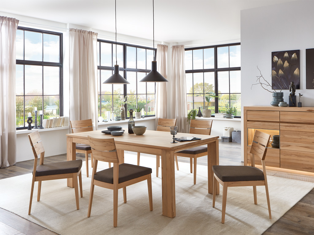 Wöstmann Soleo 3000 - Esstisch | Type 3090 | B: 95 cm | 5 Größen konfigurierbar Helles Esszimmer mit Holztisch, Stühlen und Dekoration, von großen Fenstern umgeben