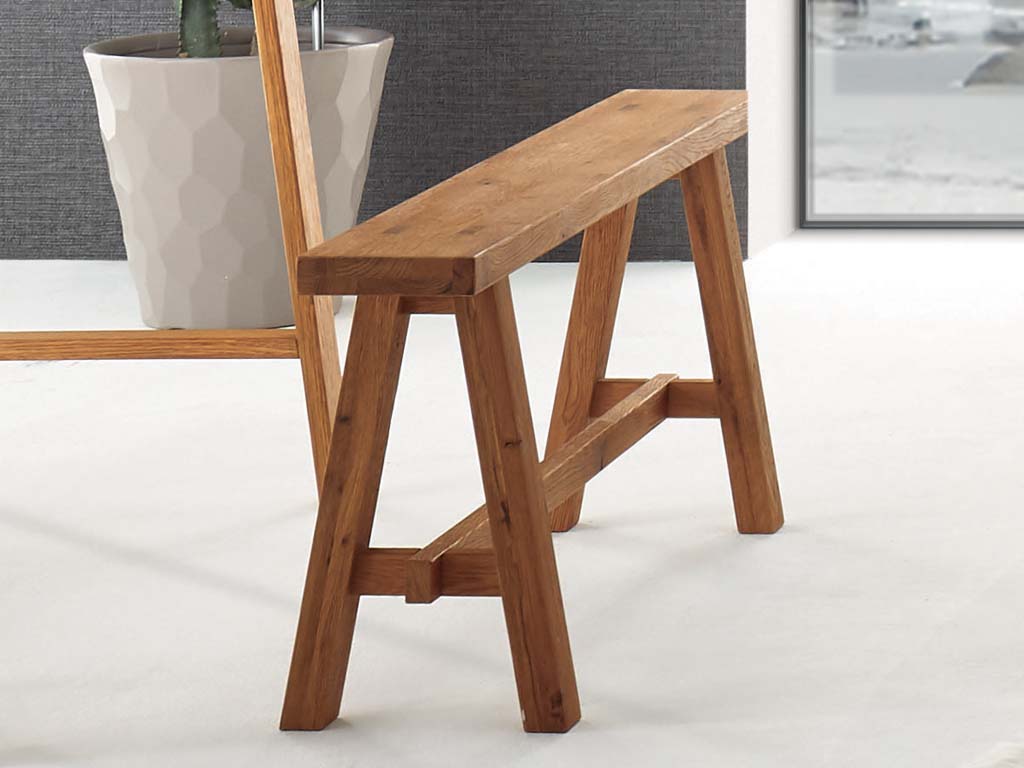 braune kleine Holzbank in einem stilvollen Raum