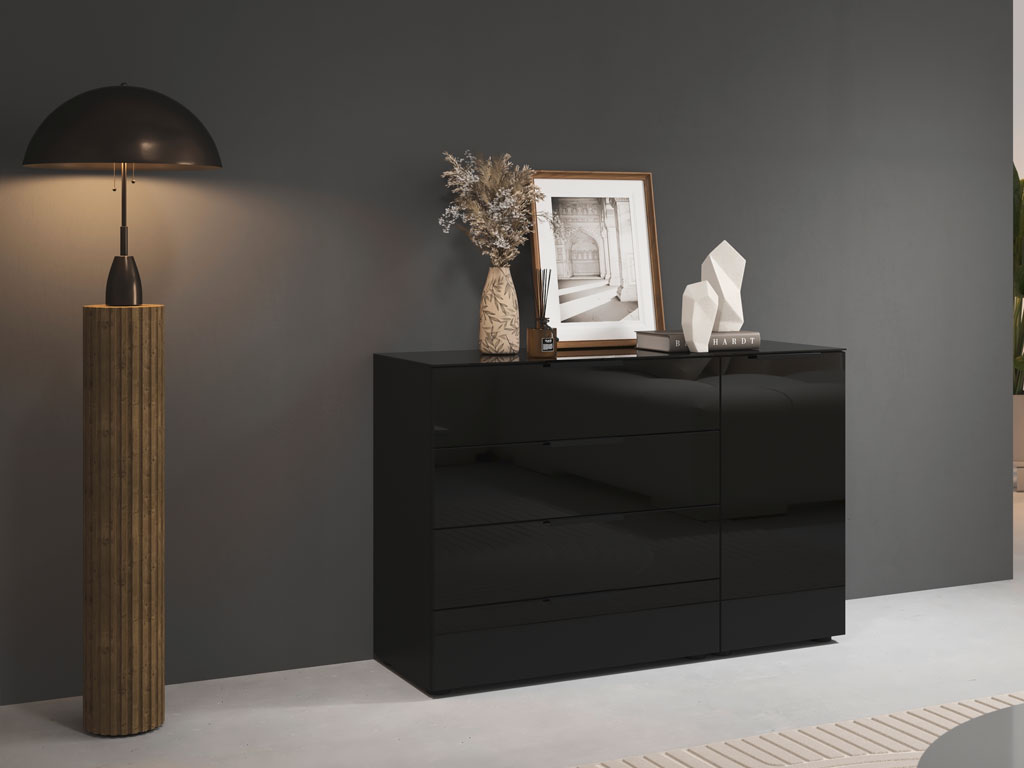 schwarze Kommode Front mit vier Schubladen und einer Drehtür stilvoll dekoriert in einem modernen raum