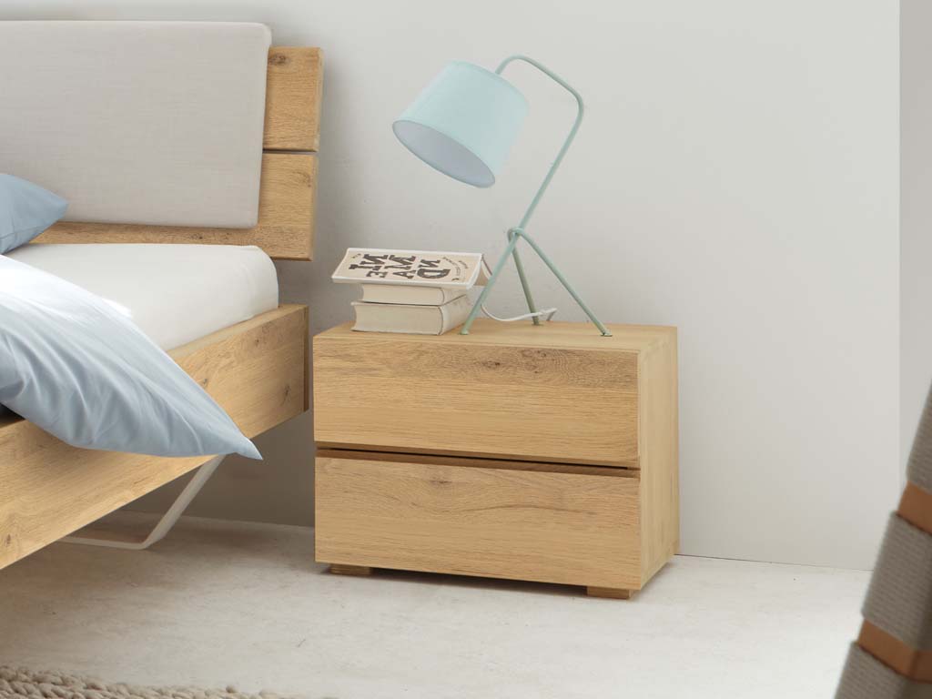 brauner Holznachttisch mit zwei Schubladen stehen neber einem Bett stilvoll dekoriert in einem modernen zimmer Menza von hasena