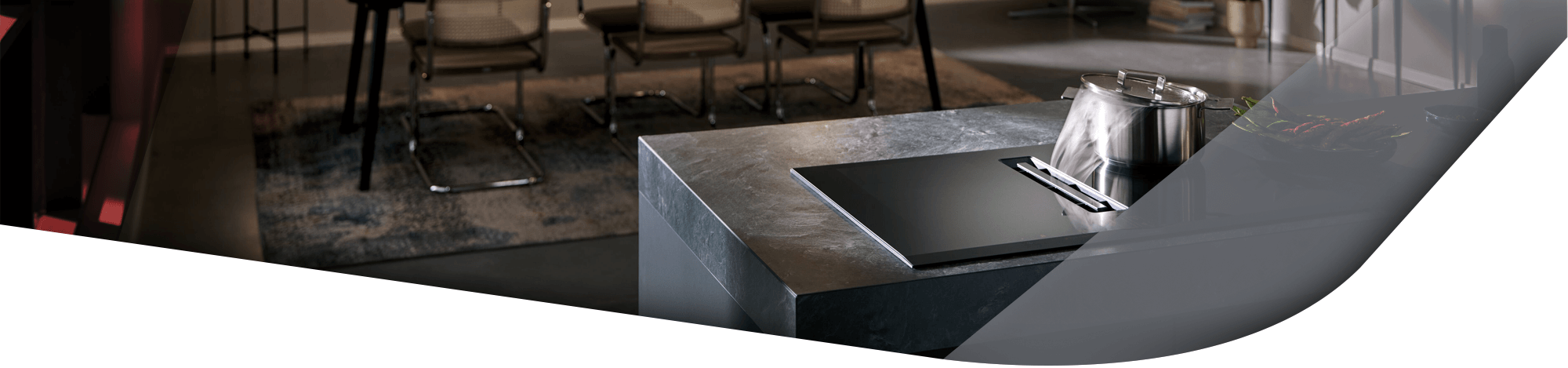 Küche mit schwarzer Kochfläche und Edelstahlkochtopf im eleganten Design