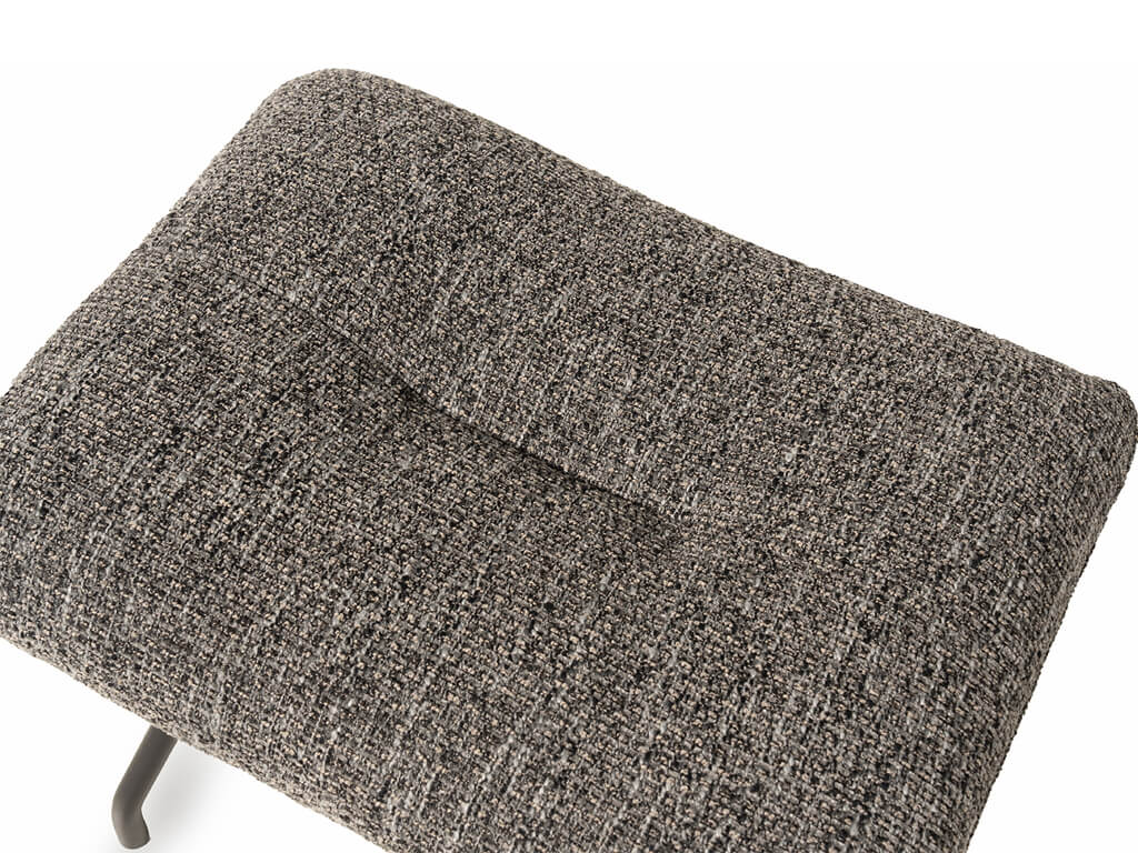 Grauer Fußhocker mit strukturiertem Stoffbezug und Metallbeinen, ideal für Wohnzimmer oder Büro.